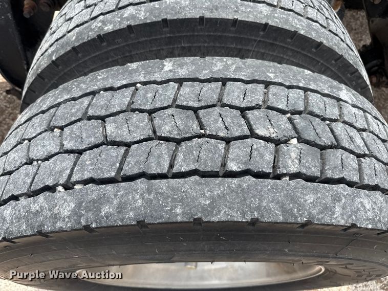 image for item DZ8978 2005 Freightliner Columbia semi truck