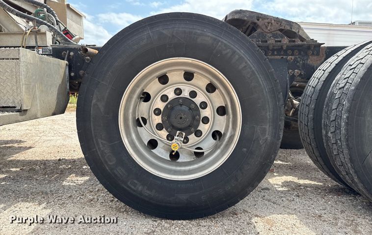 image for item DZ8978 2005 Freightliner Columbia semi truck