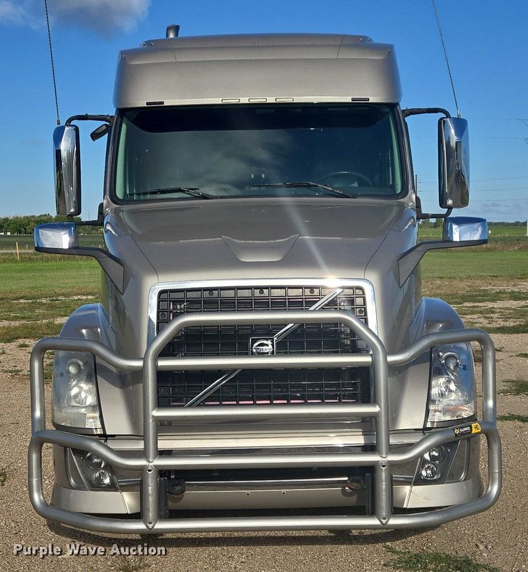 image for item EB1032 2014 Volvo VNL semi truck