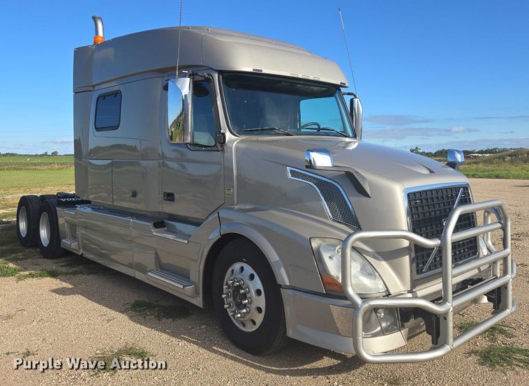 image for item EB1032 2014 Volvo VNL semi truck