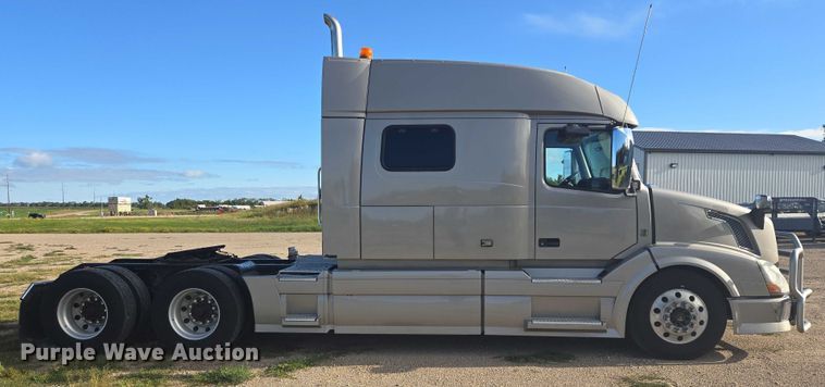 image for item EB1032 2014 Volvo VNL semi truck