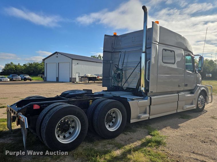 image for item EB1032 2014 Volvo VNL semi truck