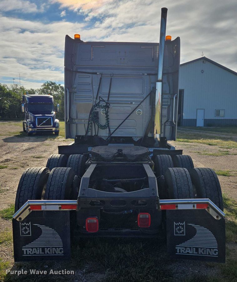 image for item EB1032 2014 Volvo VNL semi truck