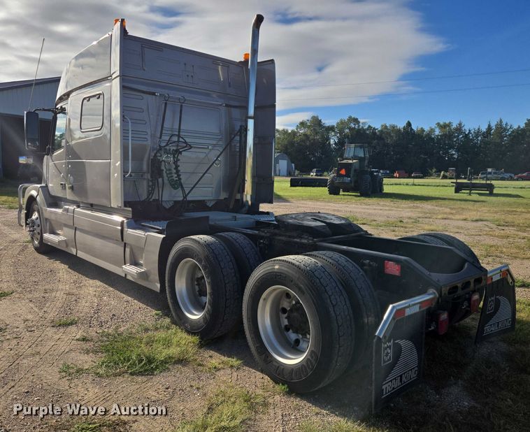 image for item EB1032 2014 Volvo VNL semi truck