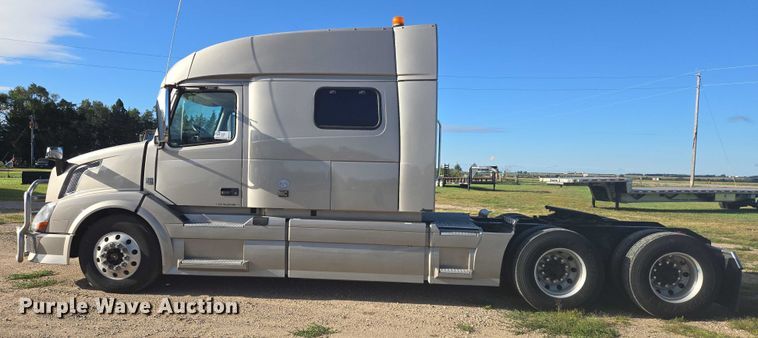 image for item EB1032 2014 Volvo VNL semi truck