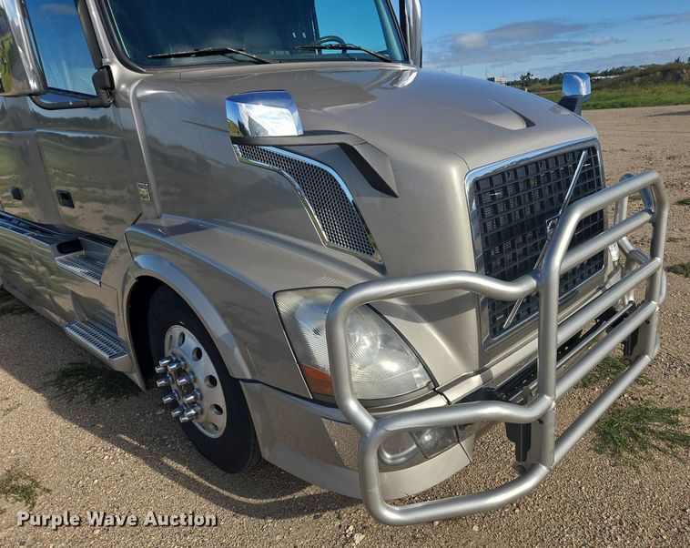 image for item EB1032 2014 Volvo VNL semi truck