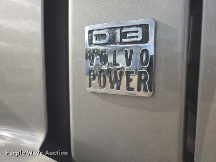 image for item EB1032 2014 Volvo VNL semi truck