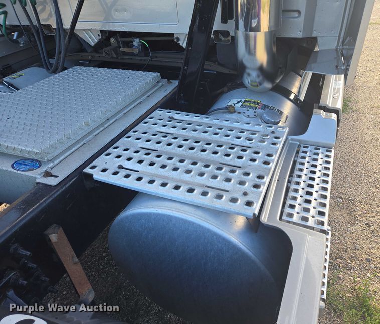 image for item EB1032 2014 Volvo VNL semi truck