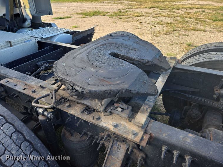 image for item EB1032 2014 Volvo VNL semi truck