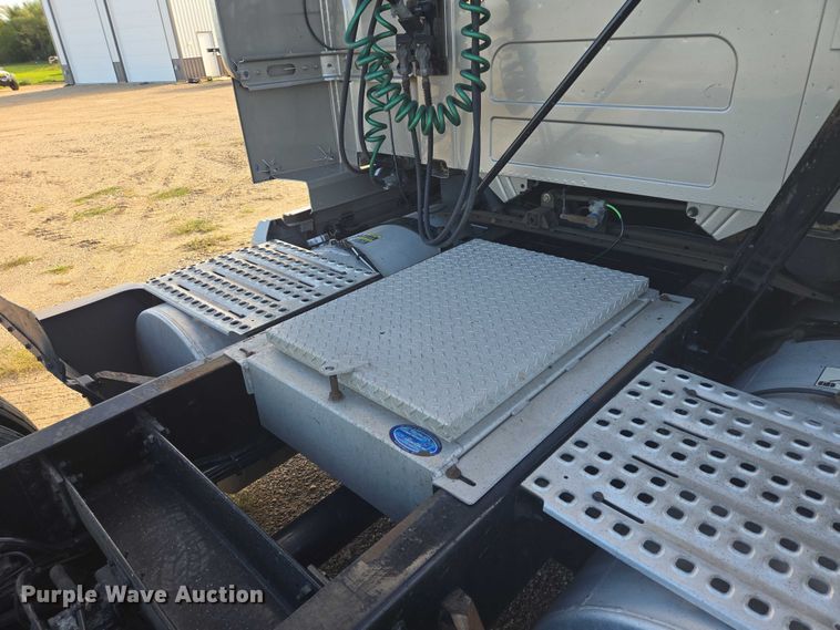 image for item EB1032 2014 Volvo VNL semi truck