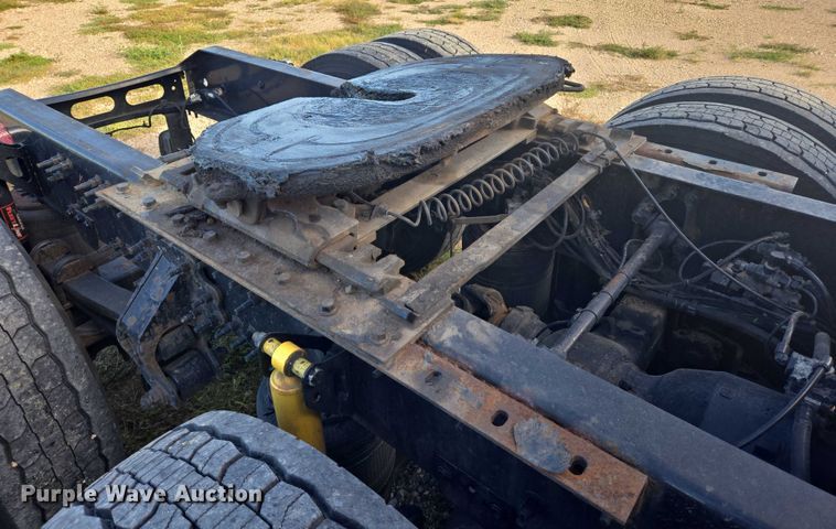 image for item EB1032 2014 Volvo VNL semi truck