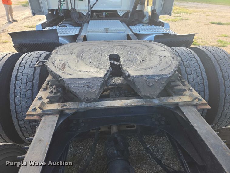 image for item EB1032 2014 Volvo VNL semi truck