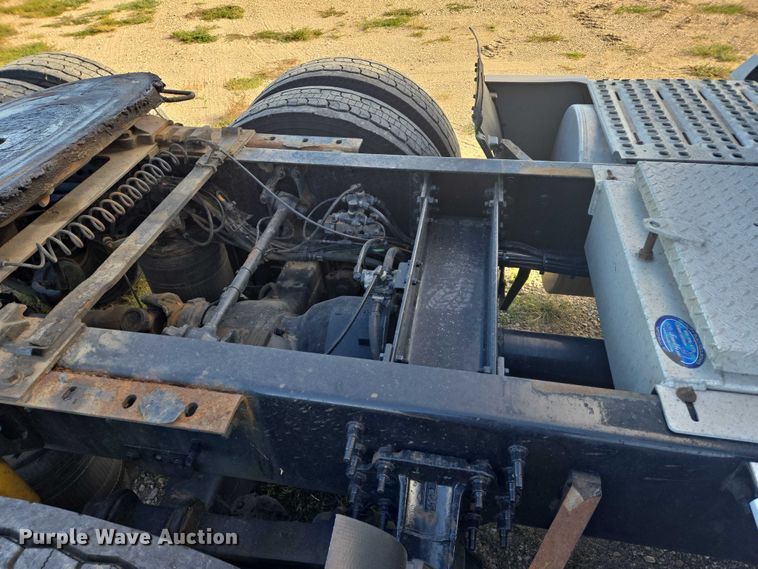 image for item EB1032 2014 Volvo VNL semi truck