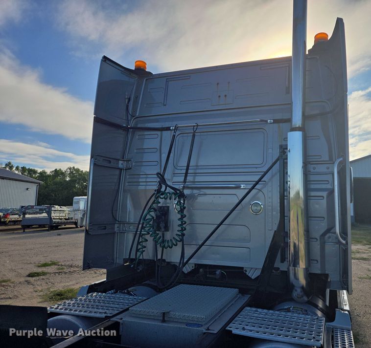 image for item EB1032 2014 Volvo VNL semi truck