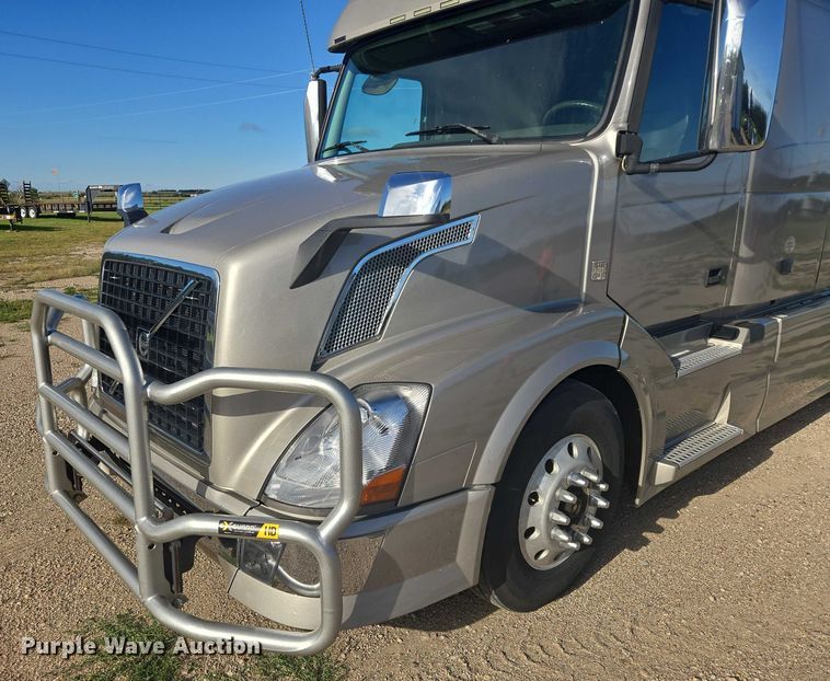 image for item EB1032 2014 Volvo VNL semi truck