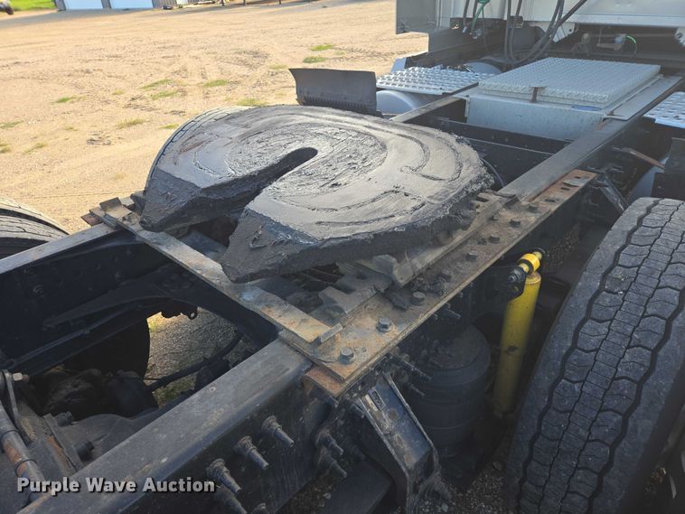 image for item EB1032 2014 Volvo VNL semi truck