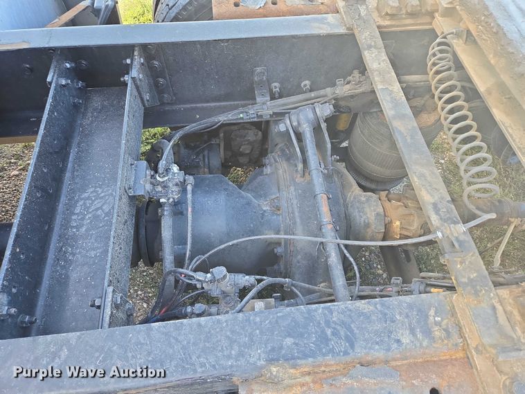 image for item EB1032 2014 Volvo VNL semi truck