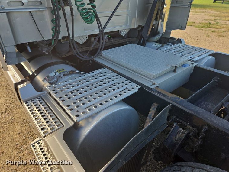 image for item EB1032 2014 Volvo VNL semi truck