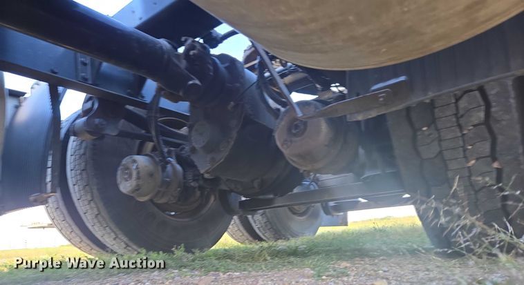 image for item EB1032 2014 Volvo VNL semi truck