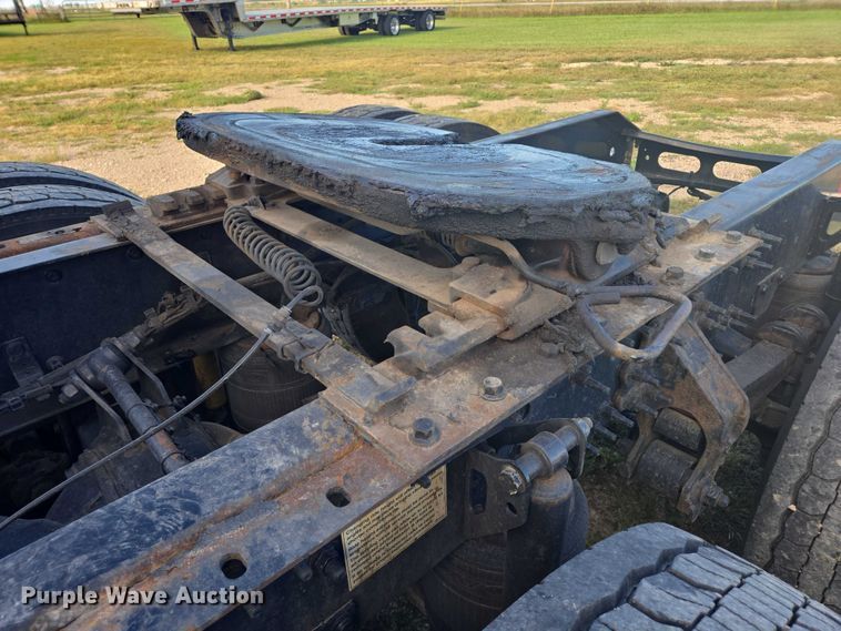 image for item EB1032 2014 Volvo VNL semi truck