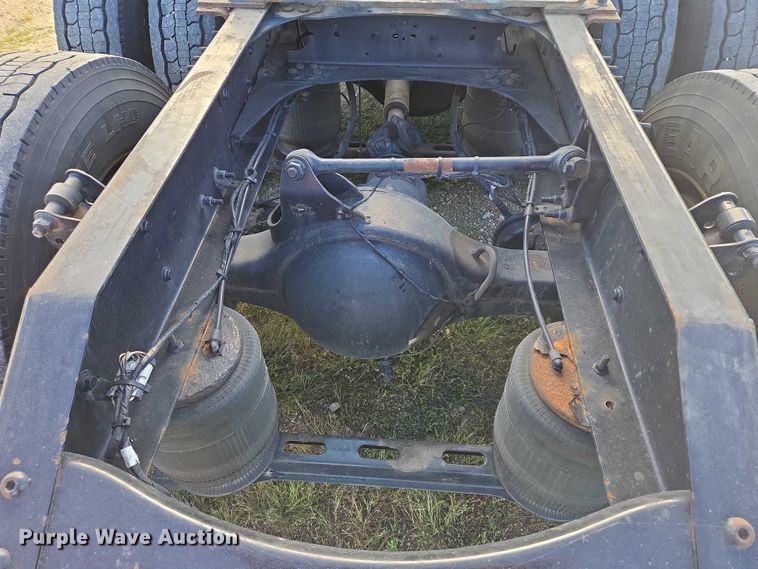 image for item EB1032 2014 Volvo VNL semi truck