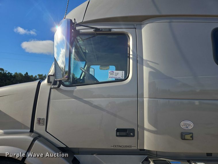 image for item EB1032 2014 Volvo VNL semi truck