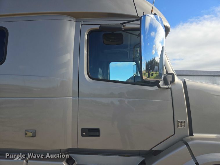 image for item EB1032 2014 Volvo VNL semi truck