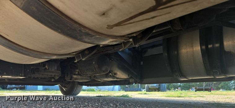 image for item EB1032 2014 Volvo VNL semi truck