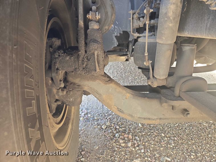 image for item EB1032 2014 Volvo VNL semi truck