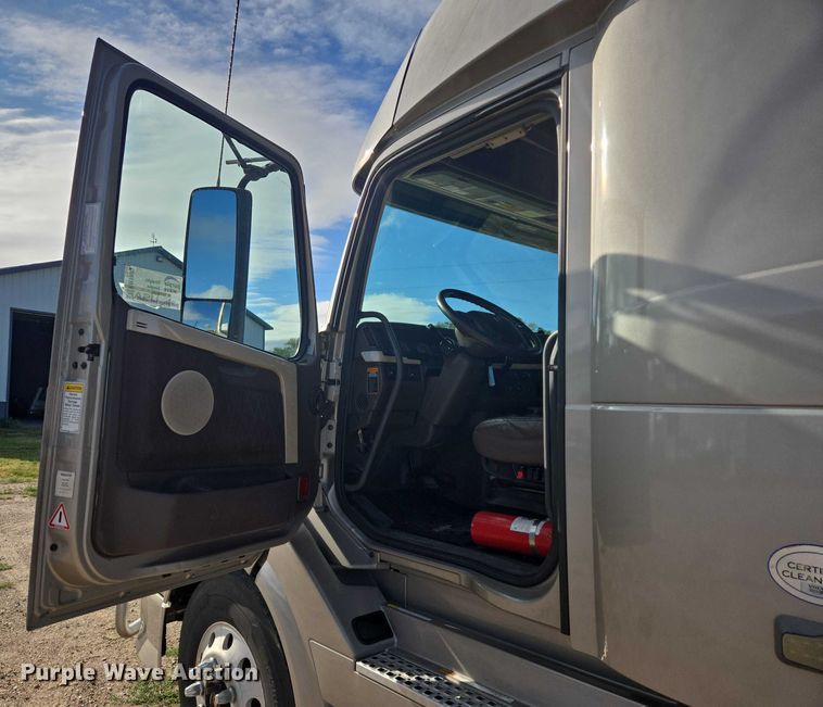 image for item EB1032 2014 Volvo VNL semi truck