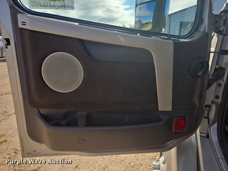 image for item EB1032 2014 Volvo VNL semi truck