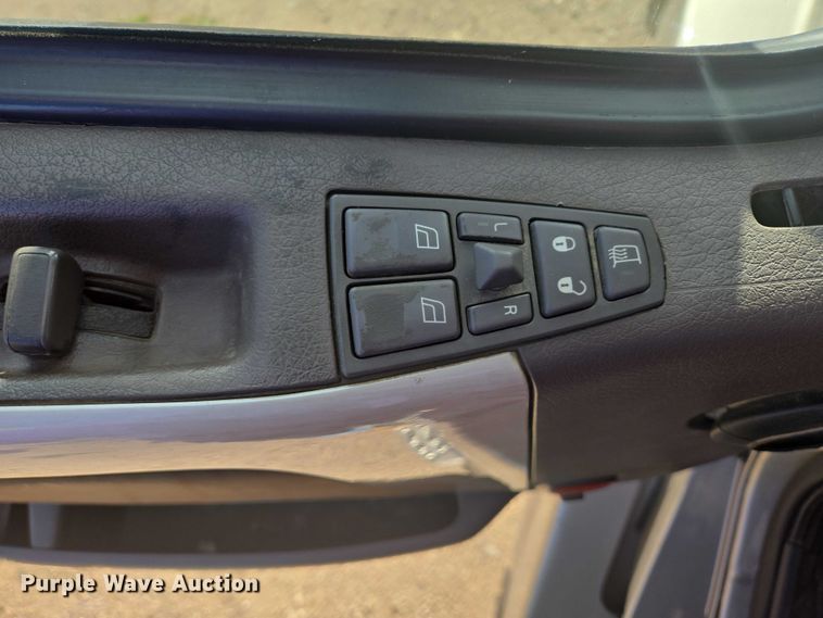 image for item EB1032 2014 Volvo VNL semi truck