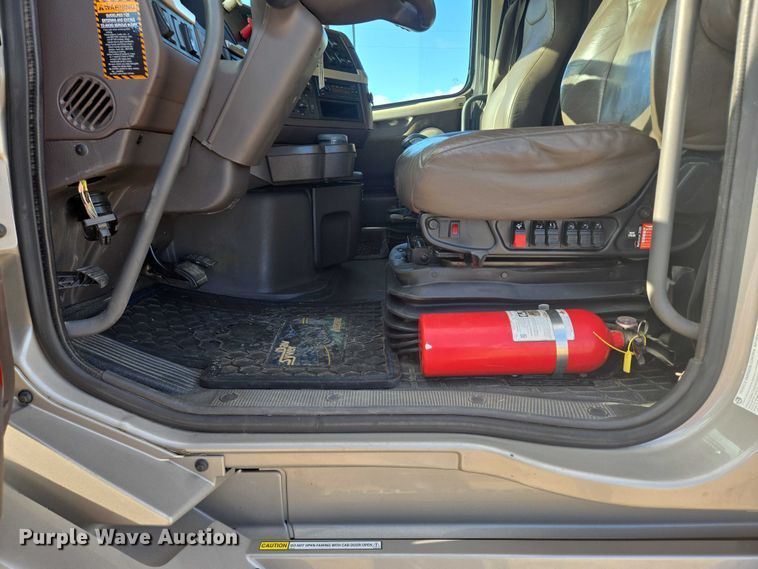 image for item EB1032 2014 Volvo VNL semi truck