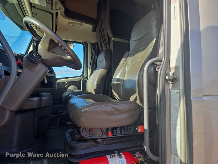 image for item EB1032 2014 Volvo VNL semi truck