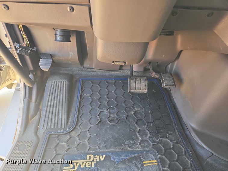 image for item EB1032 2014 Volvo VNL semi truck