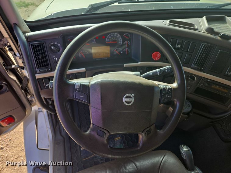 image for item EB1032 2014 Volvo VNL semi truck