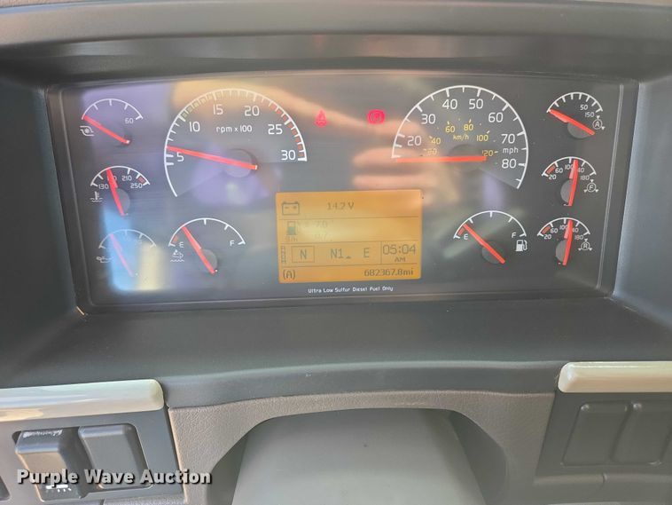 image for item EB1032 2014 Volvo VNL semi truck