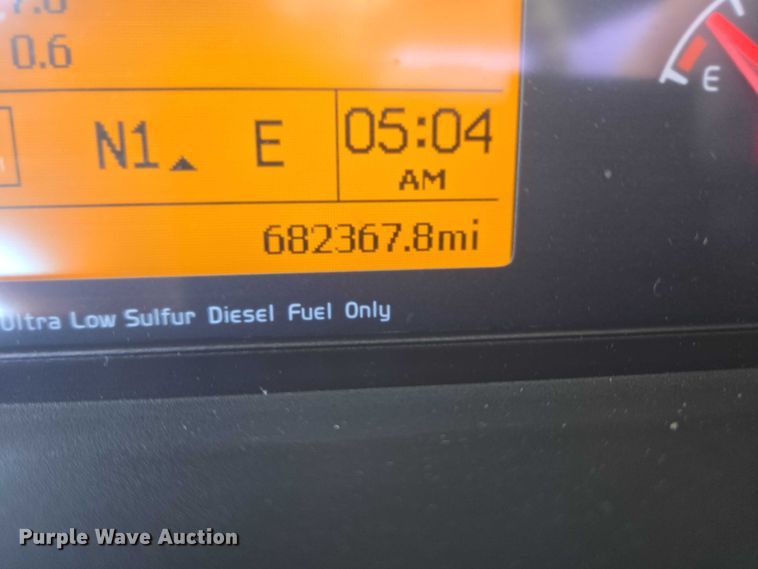 image for item EB1032 2014 Volvo VNL semi truck