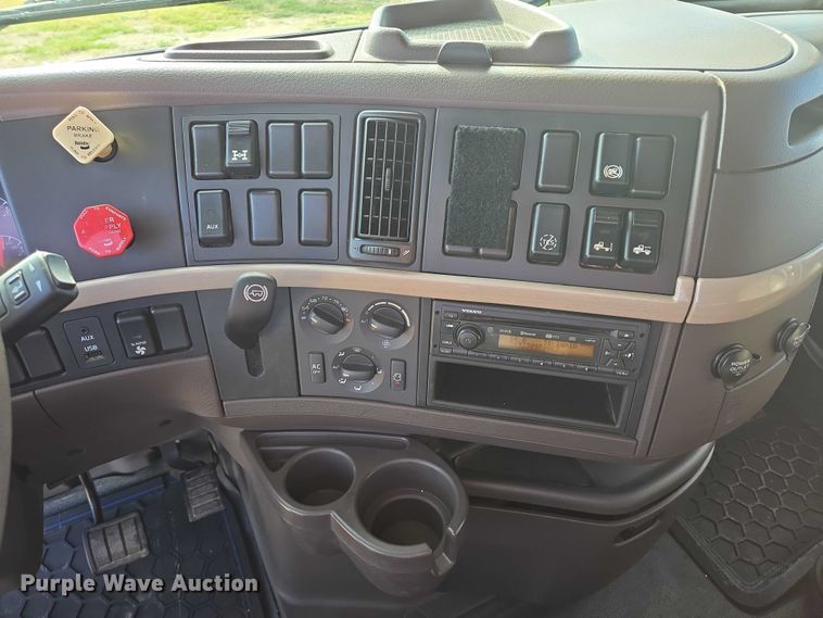 image for item EB1032 2014 Volvo VNL semi truck