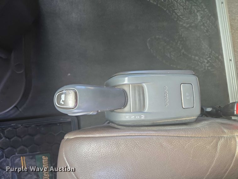 image for item EB1032 2014 Volvo VNL semi truck