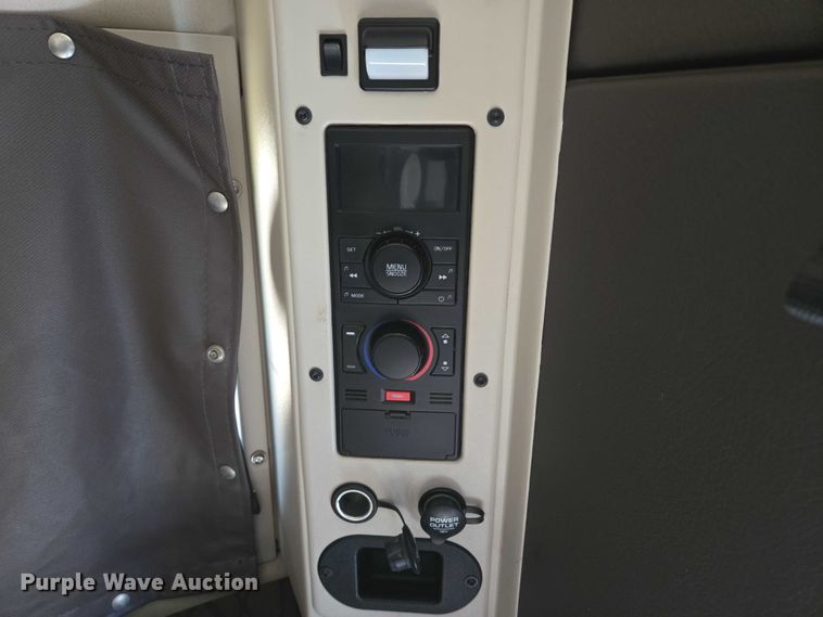 image for item EB1032 2014 Volvo VNL semi truck