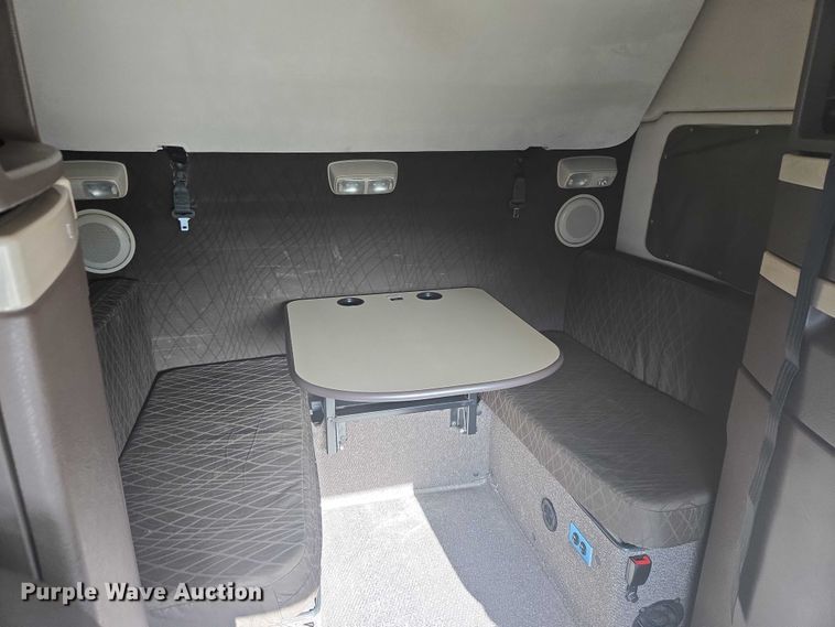 image for item EB1032 2014 Volvo VNL semi truck