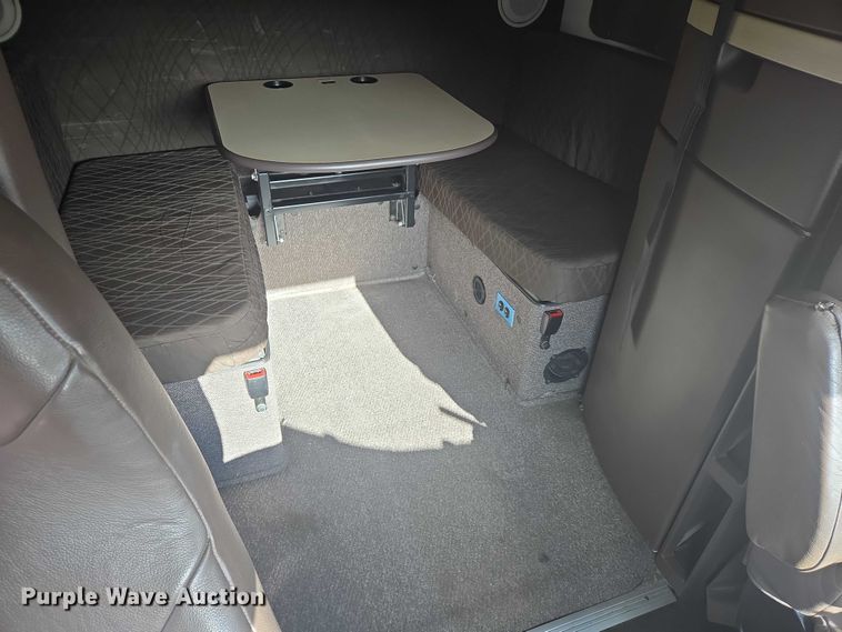 image for item EB1032 2014 Volvo VNL semi truck