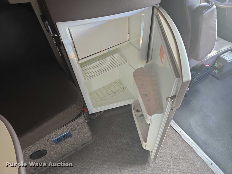 image for item EB1032 2014 Volvo VNL semi truck