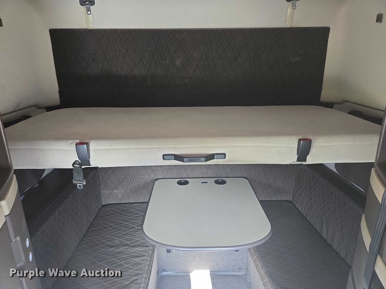 image for item EB1032 2014 Volvo VNL semi truck