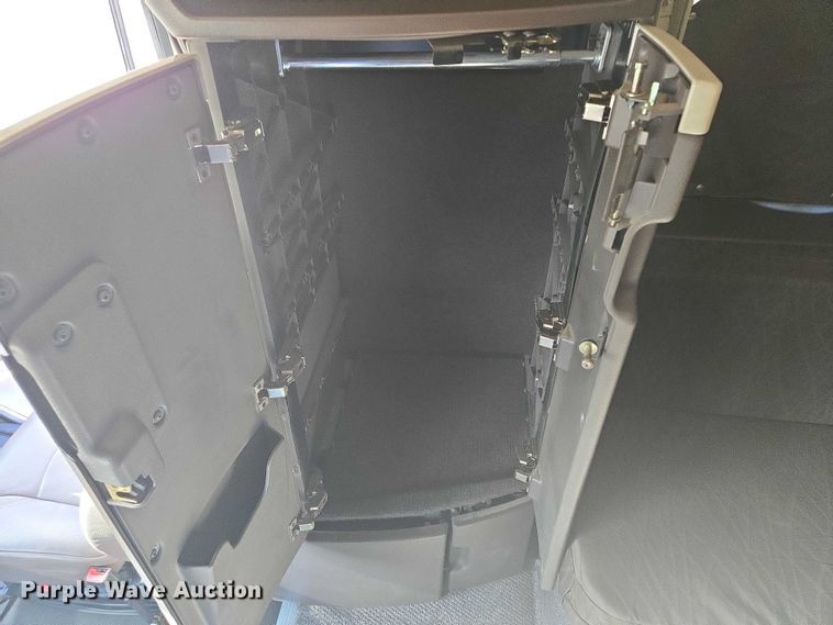 image for item EB1032 2014 Volvo VNL semi truck