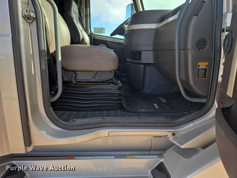 image for item EB1032 2014 Volvo VNL semi truck