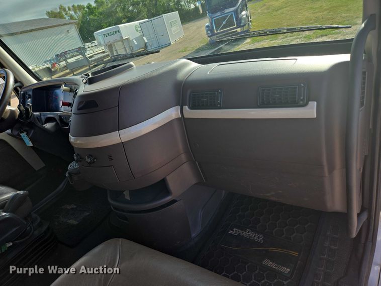 image for item EB1032 2014 Volvo VNL semi truck