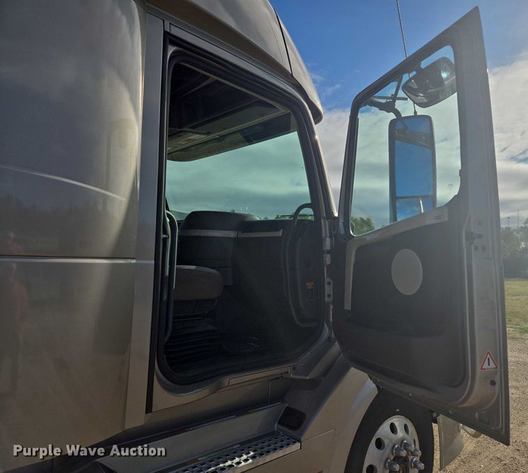 image for item EB1032 2014 Volvo VNL semi truck