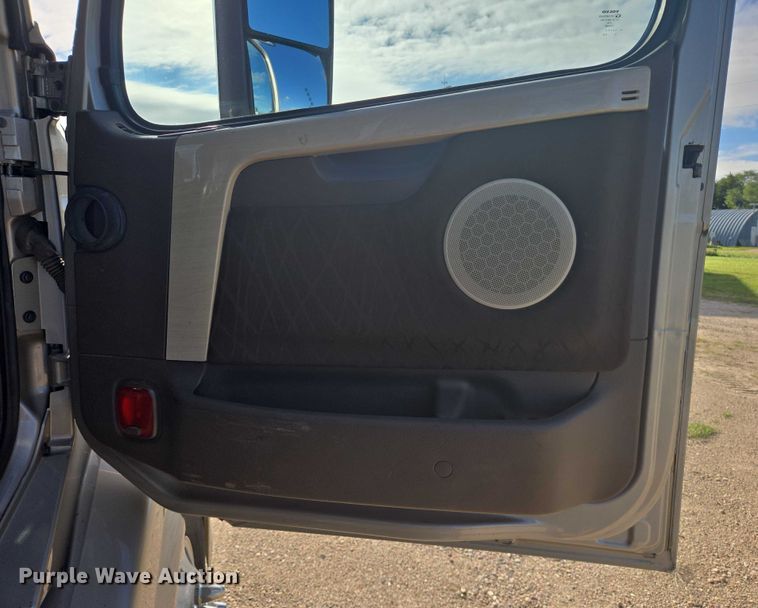 image for item EB1032 2014 Volvo VNL semi truck